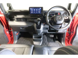 ドライバーを包み込むように、ディスプレーやスイッチ、コンソールを配置。座った瞬間から運転への期待が!空間そのものの心地よさにこだわっています。