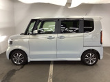 狭い駐車場でも、スライドドアならチャイルドシートへのお子さまの乗降や荷物の積載もスムーズ。とても便利な【助手席側。電動スライドドア】ドアハンドを少し引くだけでリアドアが自動開閉します。