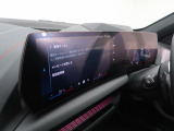 【カーブドディスプレイ】ドライバーに向かって湾曲した大型ディスプレイです。インフォメーションディスプレイとコントロールディスプレイが一体化しており、ドライバーの視覚的な操作性を向上させます