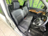 運転席まわりには十分なスペースがあり、大柄な方でもゆったり運転していただける環境です。