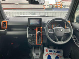 ブラックを基調としたデザイン。クールなインパネ!