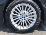 BMW純正17インチホイール。洗練されたデザインで、足元の個性を引き立てます。