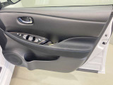 【運転席ドア】ボトルホルダーや収納ポケットが付いているので運転席周りもスッキリ保てます★
