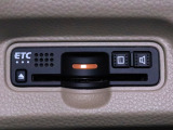 装備されているビルトインタイプのホンダ純正ETC車載器です。セットアップしてからご納車致します。ETCカードを差し込めば高速道路の出入り口ゲートを楽々通過出来ます。