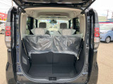 トランク(荷室)です!セカンド・サードシートを折りたたむと長い荷物も収納できます。