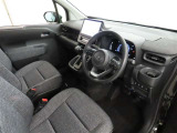 シンプルで使いやすいデザインの運転席です。