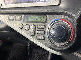 【オートエアコン】一度お好みの温度に設定すれば、車内の温度を検知し風量や温度を自動で調整。暑い&hellip;寒い&hellip;と何度もスイッチ操作をする必要はありません。快適な車内空間には必須の機能ですね♪