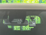 【プリクラッシュセーフティ】前方の車両等を検知し、衝突しそうな時は警報で注意を促し、ブレーキを踏む力をサポート。ブレーキを踏めなかった場合は衝突被害軽減ブレーキが作動、衝突回避をサポートします。