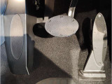 【ペダル】BMWはオルガン式アクセルペダルを採用しています。踏み込む足とペダルが同じ軌跡を描くため、かかとがずれにくく、アクセルコントロールがよりしやすくなるメリットがあります。
