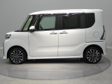 【右サイド】目立つキズも少なくきれいな状態を保っています。小回りが利き細い道でも運転しやすい、どなたでも扱いやすいサイズ感のお車です。
