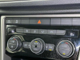 2ゾーンフルオートエアコン。運転席、助手席それぞれ独立して温度管理が可能です。花粉やダストを除去するフレッシュエアフィルターも装備され、クリーンな室内環境を保ちます。