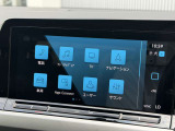 大型の純正インフォテイメントシステムを搭載!見やすい画面で目的地設定やオーディオ操作もスムーズです。Apple CarPlayやAndroid Autoにも対応しており、スマホとの連携でさらに便利にお使いいただけます。
