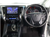 高いホールド性で運転姿勢が安定します。長距離ドライブでも疲れにくいのが魅力です。快適なドライビングライフをお送りください♪