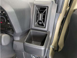便利なカップホルダーを装備しています。 缶ジュースを開けて運転していると振動で倒れないかヒヤヒヤ、意外と置き場に困るもの。 意外に重要な装備ですね。