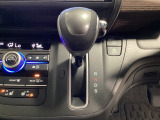 CVT車のセレクトレバーです。低速から高速まで、変速ショックのないスムーズな走りを実現するとともに、エンジン効率のよい領域を維持することで燃費にも貢献します。
