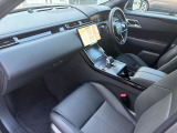 ホールド感もあり足元も広々とお使いいただけます。センターコンソールで運転席としっかり区切られているためゆとりのあるパーソナルスペースを確保しております。