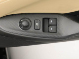 パワーウィンドウのスイッチです。 運転席に居ながら助手席の窓を開け閉めできるので便利ですよ。 ロック機能も付いてるので子供がイタズラして窓を開けるという事もできなくできますよ。