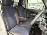 運転席と助手席はウォークスルーで移動できます。