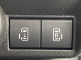 【両側パワースライドドア】スマートキーや運転席のスイッチで後席両側スライドドアの開閉が可能♪電動だから力を入れてドアを開ける必要が無く、小さなお子様でも簡単に開け閉めでき快適です♪