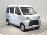 【右前斜め】視界が広く車両感覚が掴みやすい運転席です。フロントガラスが大きく見晴らしが良いので、ゆとりを持って運転に集中できます。