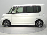 【左側面】便利なパワースライドドアを備えています。小回りが利き細い道でも運転しやすいサイズ感です。