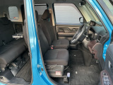 ヘタリもなく綺麗な状態です。シートリフトがついてますので、お好みのシートポジションで運転できます。