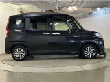運転席側も電動スライドドアになってます。ショッピングなどでのお買い物時手がふさがっていてもドアに軽く触れるかリモコンで開閉できるので便利です!