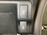VSA装備車です。VSAはドライバーの操作と車の動きを見守っています。もし車の挙動が乱れたとき、4輪別々にブレーキをかけたり、エンジンパワーをしぼることによって車を安定させます。