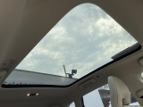 【パノラマガラスルーフ】固定式のガラスルーフで明るい車内空間を演出。日差しの強い日は電動スライドカーテンで調整するなど、季節を問わず開放的なドライブをお楽しみいただけます。