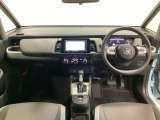 車内は光触媒抗菌消臭施工済です。インパネ周りはスタイリッシュなデザインです。グローブボックスやカップホルダーのほかにトレーなどたくさんの収納スペースが付いています。