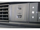 USBソケットがついていますのでコードを繋げばスマートフォンなどの充電が出来ます!オーディオソース USB 対応しております。