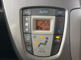 【オートエアコン】一度お好みの温度に設定すれば、車内の温度を検知し風量や温度を自動で調整。暑い&hellip;寒い&hellip;と何度もスイッチ操作をする必要はありません。快適な車内空間には必須の機能ですね♪