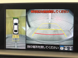 【マルチテレインモニター】車のフロントやサイドのカメラ画像を同時にモニター表示することで、悪路や狭い道を走行時でも周囲の状況確認ができ安心!本格SUVにうれしい装備です♪