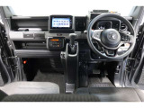 ドライバーを包み込むように、ディスプレーやスイッチ、コンソールを配置。座った瞬間から運転への期待が!空間そのものの心地よさにこだわっています。