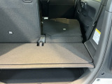 【ビッグラゲッジモード】後席を倒せばさらに広くフラットな空間に。荷室だけでは積みきれない大きな荷物にも対応できます。下段スペースも同時に使えるので、上段との積み分けも可能です。