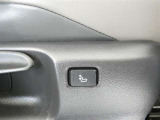 運転時の腰の負担を軽減してくれる電動ランバーサポート装着です。長距離ドライブの強い味方ですね。