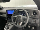 ドライバーファーストのコクピットを実現するために、スペースやレイアウトの工夫を施すことで、運転に集中しやすく、走りを存分に楽しめる設計になっています。