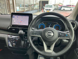 使いやすく安全な操作性と良好な視界を実現した運転席!