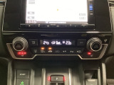 プラズマクラスター付き・オートエアコンがついてます。左右独立で温度設定のできるデュアルオートエアコンです。パネル内のシートヒータースイッチは前席の左右別々に温度設定ができます。