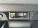 ETCユニットはグローブボックスの中に装着されています。こちらの車両はDSRC(ETC 2.0)に対応していますので、渋滞情報などリアルタイムでナビに反映されます。