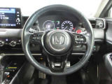 ハンドルの両側に操作ボタンが付いております。運転しながら操作ができるのでとっても便利!