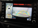 パノラミックビューモニター付きです。車両を上から見たような映像をディスプレイオーディオ画面に表示。運転席からの目視だけでは見にくい、車両周辺の状況をリアルタイムでしっかり確認できます。