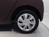 【リアタイヤ】後輪側も同様に、目立つ傷はなく良好な状態を保っています。4WD車ですのでタイヤの状態は重要です。細部までチェックしておりますので、安心してお選びください。
