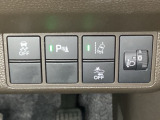 ハンドルの右側にはヘッドライトレベライザーとHondaセンシング用のメインスイッチがついています。ヘッドライトレベライザーは道路状況や積荷の加重に応じてライトの高さを調節できます。