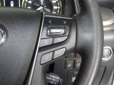 ステアリングスイッチ付きで、運転中に視線を前に向けたまま操作できます。