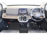 操作性に優れた運転席となります!小物入れや各ボタンの配置にこだわり、使いやすいです!座り心地もよく視認性も良好なのでロングドライブもお任せ下さい!