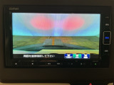 【バックカメラ】運転が苦手な方も車庫入れラクラクです!ギアをリバースに入れれば自動的に切り換わりますので、面倒な操作は不要です♪狭い駐車場もお車を傷つけず安心ですね!