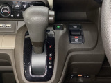 CVT車のセレクトレバーです。低速から高速まで、変速ショックのないスムーズな走りを実現するとともに、エンジン効率のよい領域を維持することで燃費にも貢献します。