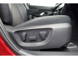 運転席にはパワーシートが付いております。パワーシートは指先1つで操作出来るためチカラの弱い女性の方でもシートに座ったまま操作出来ます♪