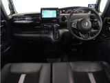 ◆インパネ◆乗る人が心地よい、爽快なフロントビュー。視界の爽快性はもちろん、右左折時もしっかりと安全確認ができます。広く見渡せて、運転に安心をもたらします。